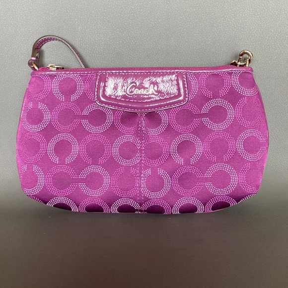 Like New!! COACH wristlet - Picture 1 of 3